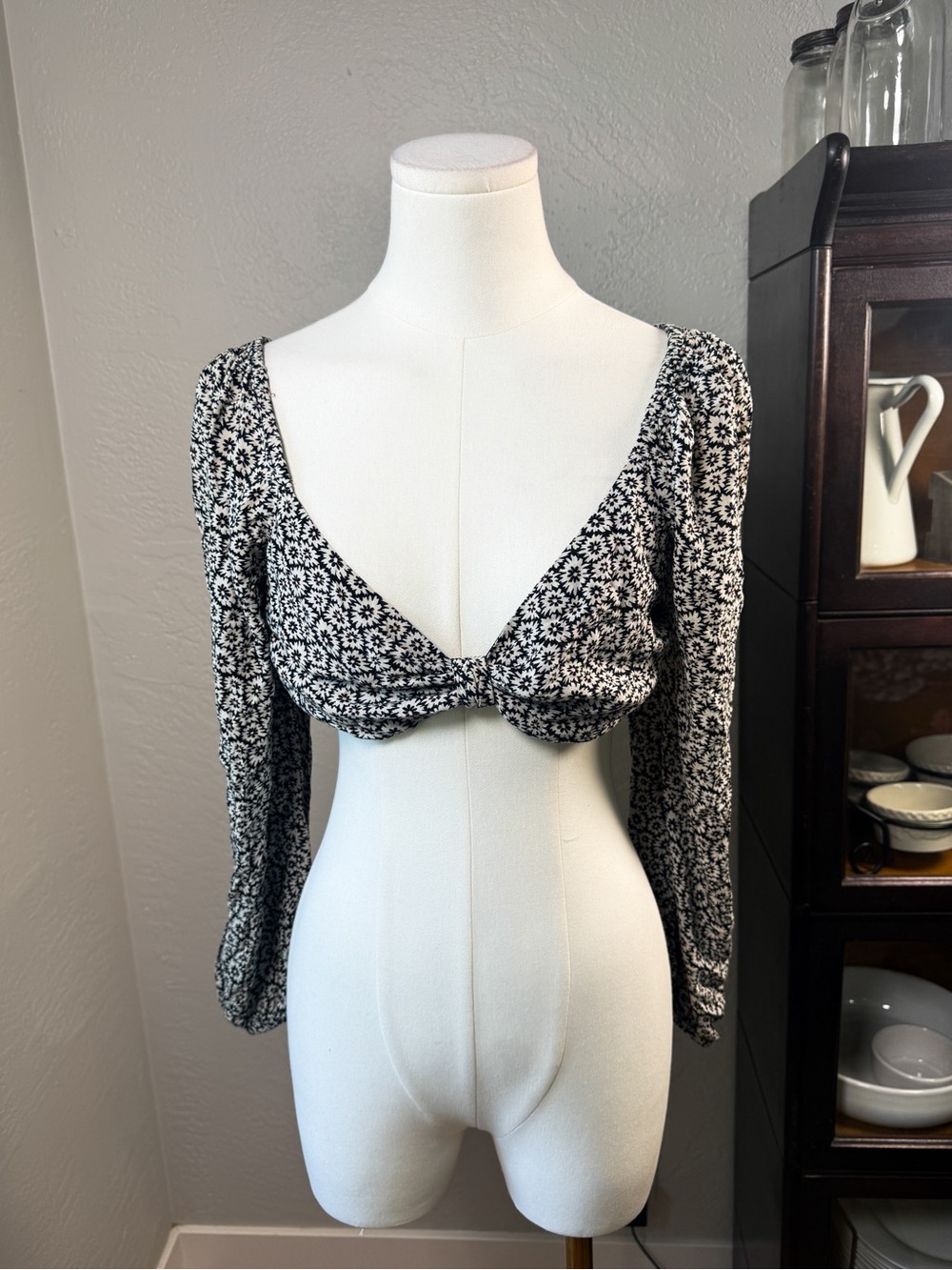 American Eagle Floral Long Sleeve Twist Front Crop Top Black White Size M